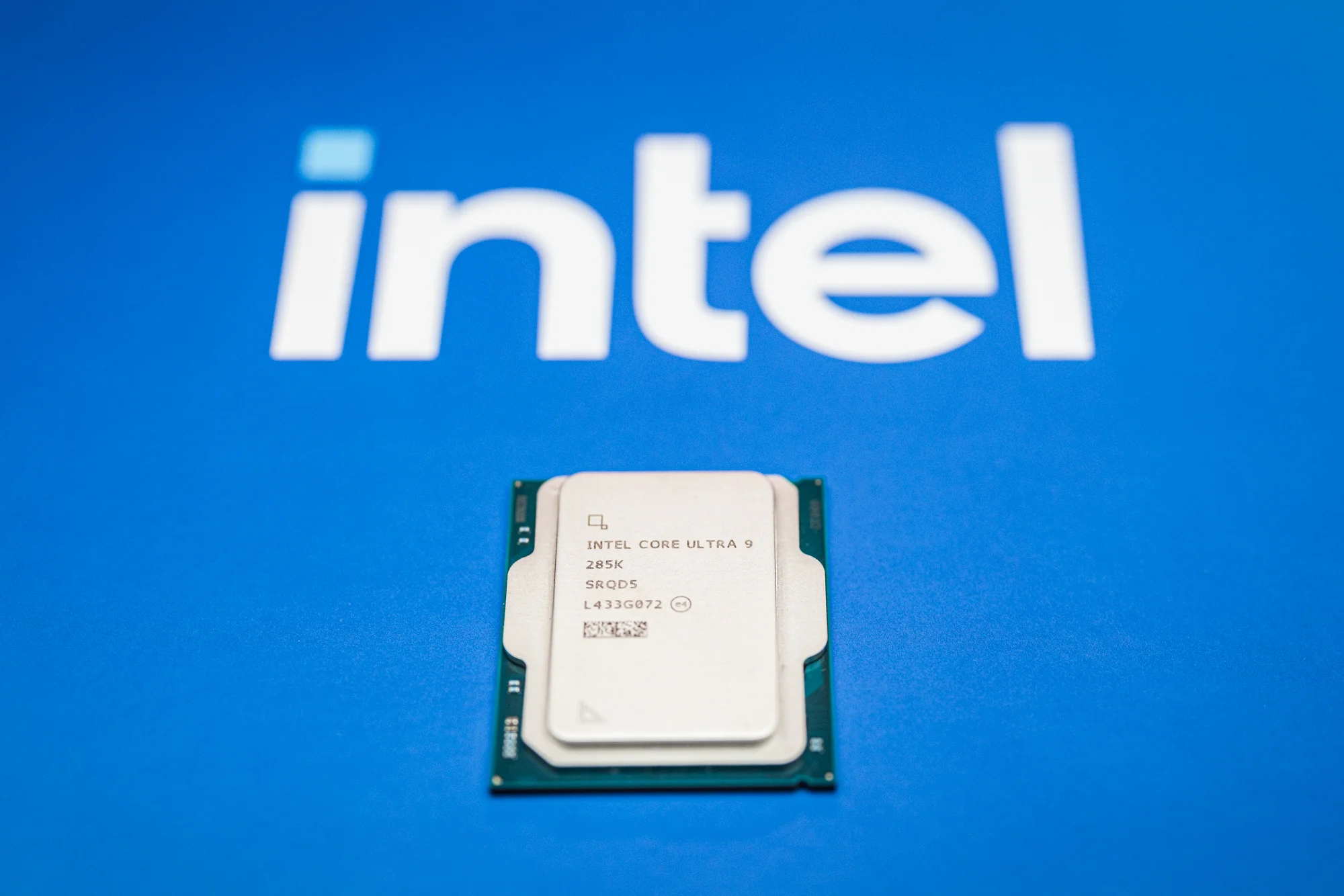 Intel Arrow Lake 285K lying against an Intel branded box
